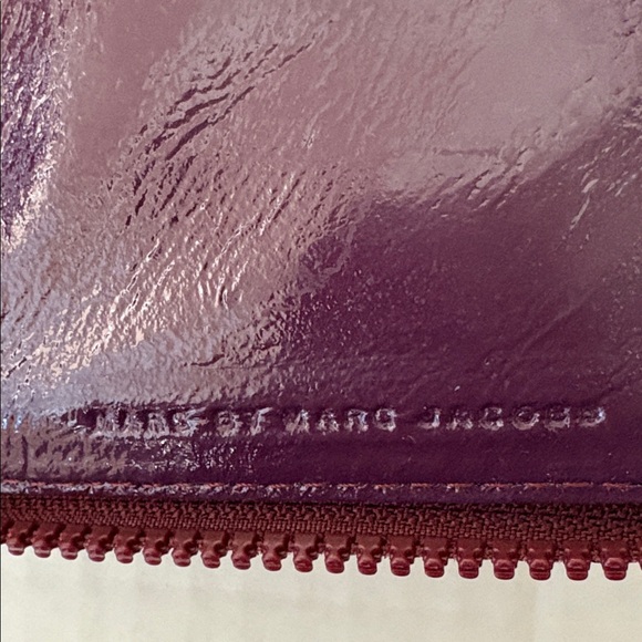 Marc by Marc Jacobs red and black logo print large travel patent leather wallet - Picture 5 of 11